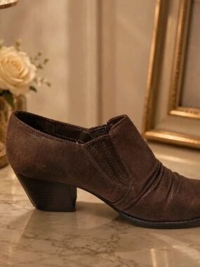 Yuu Brown Suede Low Block Heel Ankle Booties